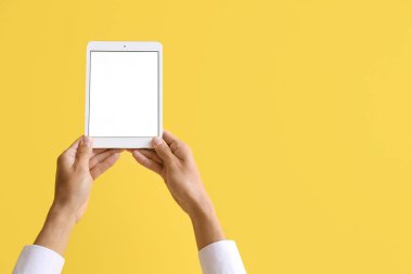 Renkli arka planda modern tablet bilgisayarlı erkek eller