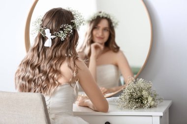 Güzel genç gelin düğün gününe hazırlanıyor.