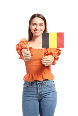 Belçika bayrağı taşıyan genç bir kadın beyaz arka planda baş parmak gösteriyor.