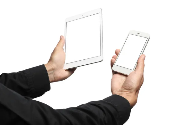 Manos Masculinas Con Tableta Moderna Teléfono Móvil Sobre Fondo Blanco — Foto de Stock