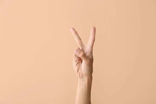 Νεαρό Αρσενικό Χέρι Δείχνει Χειρονομία Νίκης Στο Φόντο Χρώμα — Φωτογραφία Αρχείου