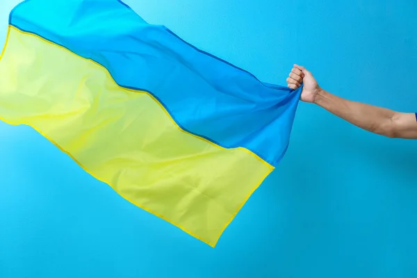 Mano Masculina Con Bandera Nacional Ucrania Sobre Fondo Color — Foto de Stock