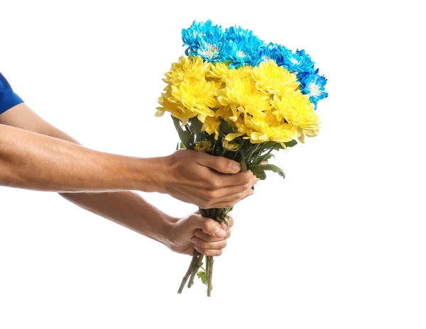 Mãos Masculinas Segurando Buquê Flores Pintadas Cores Bandeira Ucraniana Fundo — Fotografia de Stock