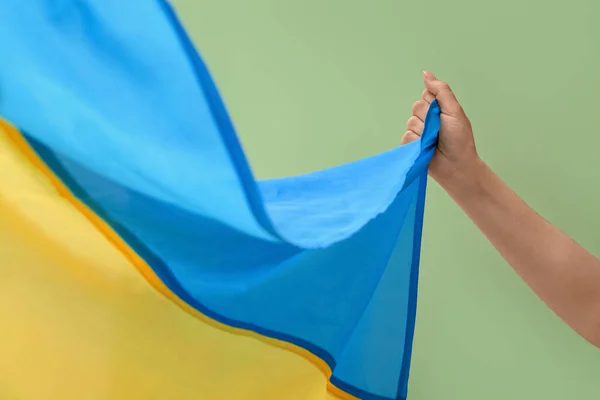 Mão Feminina Com Bandeira Nacional Ucrânia Fundo Cor — Fotografia de Stock