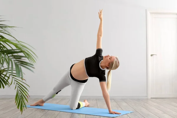 Mujer Embarazada Joven Haciendo Yoga Gimnasio — Foto de Stock