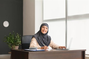 Görevde çalışan Müslüman sekreter