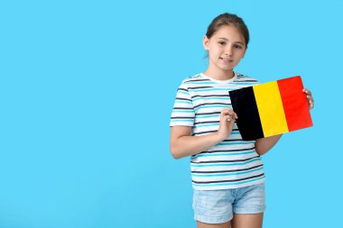Arka planda Belçika bayrağı olan küçük kız
