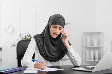 Görevde çalışan Müslüman sekreter