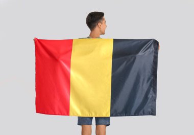 Belçika bayrağı açık arkaplanda genç adam