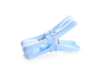 Beyaz arkaplanda plastik elbise iğnesi
