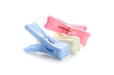 Beyaz arka planda plastik elbise iğneleri