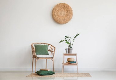 Oda duvarının yanındaki yastıklı ve masalı sandalye.