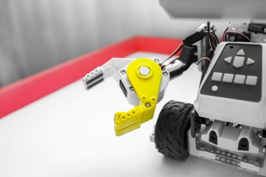 Sergide robot etkileşimli oyuncak