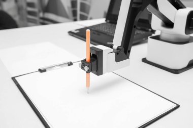 Sergide kalem ve boş kağıt kağıtlı gelecekçi robotik kol