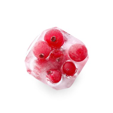 Beyaz zemin üzerinde buzun içinde donmuş taze kızılcık.