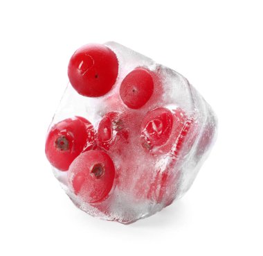 Beyaz zemin üzerinde buzun içinde donmuş taze kızılcık.