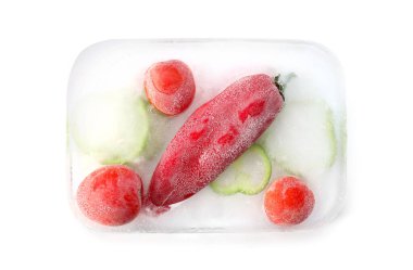 Buzda donmuş taze sebzeler.