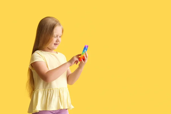 Menina Bonita Brincando Com Pop Brinquedo Fidget Fundo Cor — Fotografia de Stock