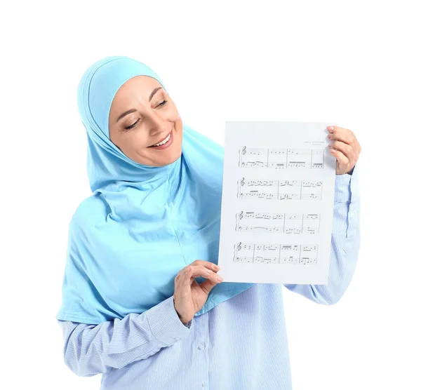 Muslimische Musiklehrerin Mit Notenblatt Auf Weißem Hintergrund — Stockfoto