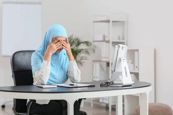 Stressed Muslim Secretary Working Office — Stock Photo, Image