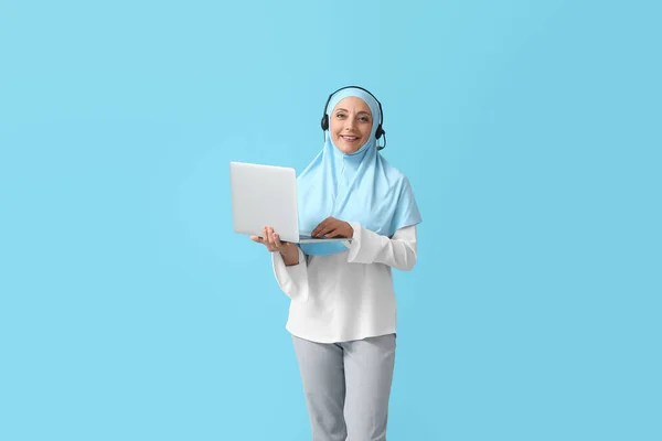 Muszlim Titkár Headset Laptop Színes Háttér — Stock Fotó