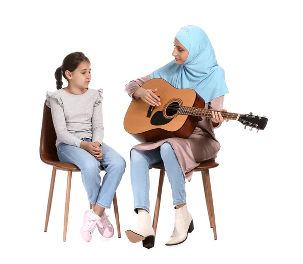 Privater Muslimischer Musiklehrer Gibt Kleinem Mädchen Auf Weißem Hintergrund Gitarrenunterricht — Stockfoto