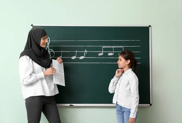 Muslim Music Teacher Giving Lesson School — Stock Photo, Image