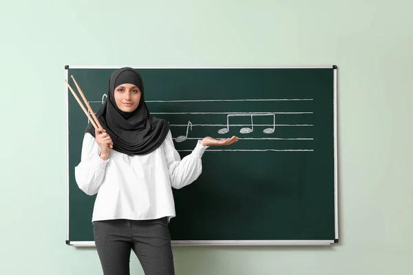 Muslim Music Teacher Giving Lesson School — Stock Photo, Image