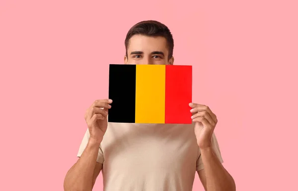 Jongeman Met Vlag Van België Kleur Achtergrond — Stockfoto