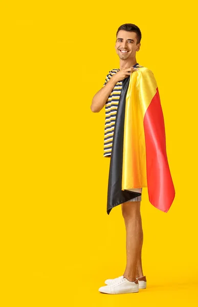 Joven Con Bandera Bélgica Sobre Fondo Color — Foto de Stock