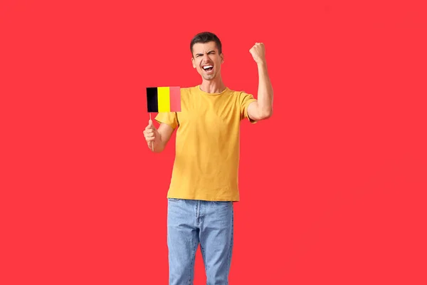 Renkli Arka Planda Belçika Bayrağı Taşıyan Duygusal Adam — Stok fotoğraf