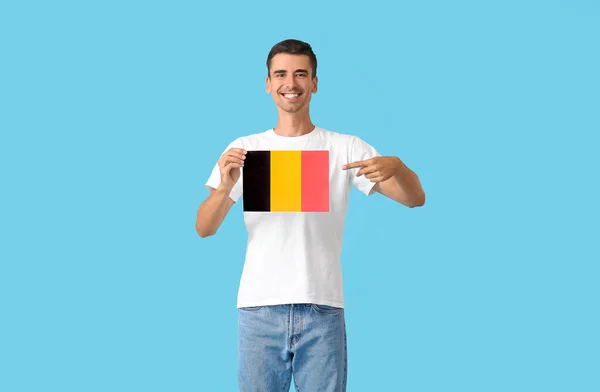 Joven Con Bandera Bélgica Sobre Fondo Color — Foto de Stock