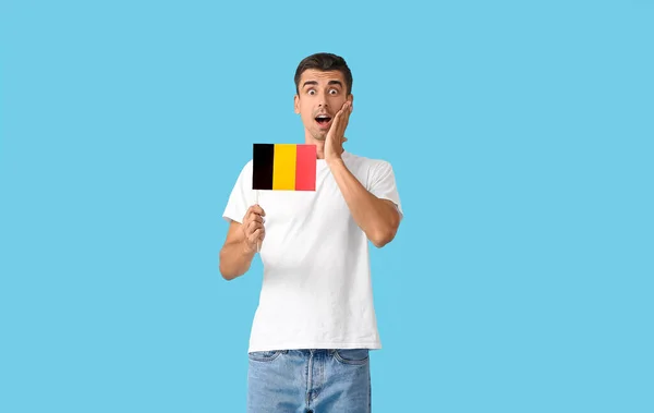Uomo Scioccato Con Bandiera Del Belgio Sfondo Colori — Foto Stock