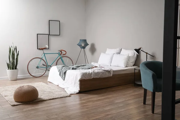 Interior Kamar Tidur Modern Dengan Sepeda Dan Kantong — Stok Foto