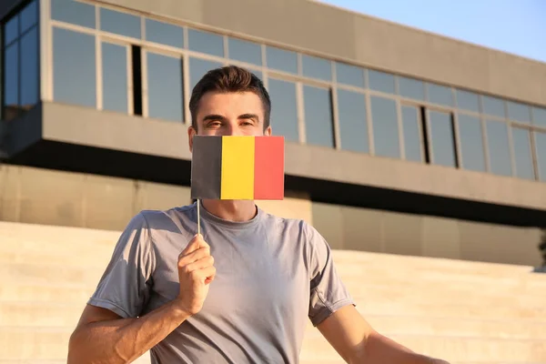 Ung Man Med Belgiens Flagga Utomhus — Stockfoto