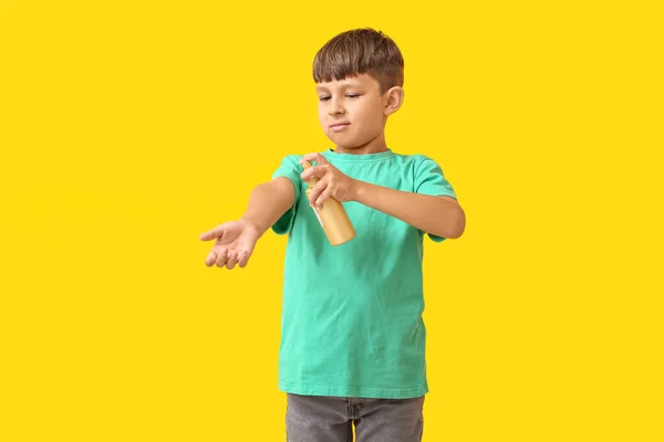 Niño Pequeño Con Repelente Mosquitos Sobre Fondo Color — Foto de Stock