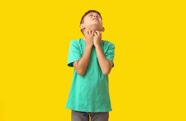 Little Boy Scratching Himself Color Background — Stock Photo, Image