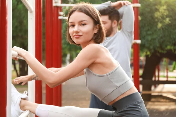 Young Woman Her Husband Training Sport Ground — Stock Photo, Image