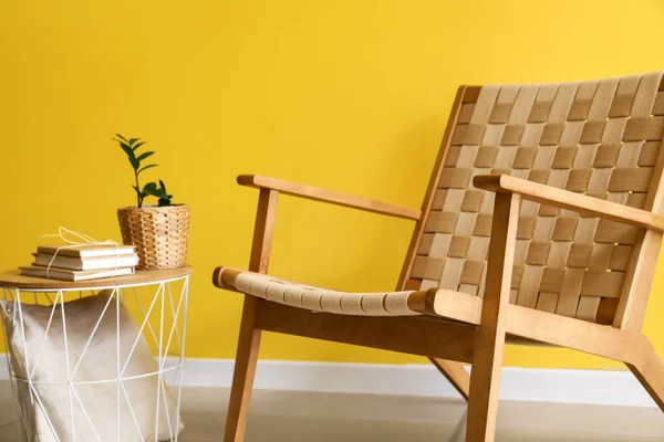 Kényelmes Fotel Asztal Sárga Fal Közelében Szobában — Stock Fotó