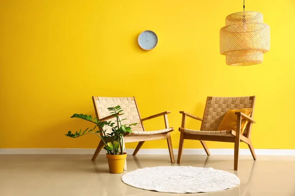 Kényelmes Fotelek Szobanövény Modern Lámpa Szobában — Stock Fotó