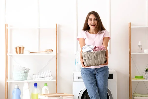 Dona Casa Feliz Com Lavanderia Cesta Vime Casa — Fotografia de Stock