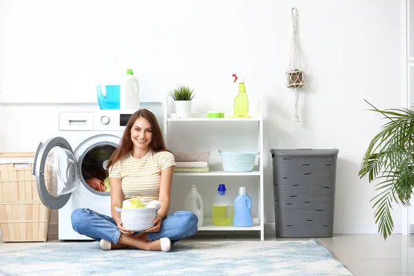 Vacker Hemmafru Med Tvätt Sittande Nära Tvättmaskin Hemma — Stockfoto