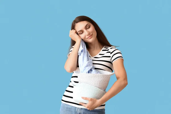 Mooie Huisvrouw Met Wasgoed Kleine Manden Blauwe Achtergrond — Stockfoto