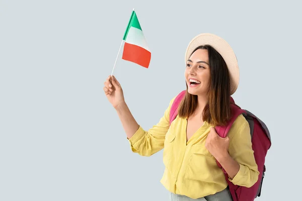 Turista Feminino Com Bandeira Italiana Fundo Claro — Fotografia de Stock