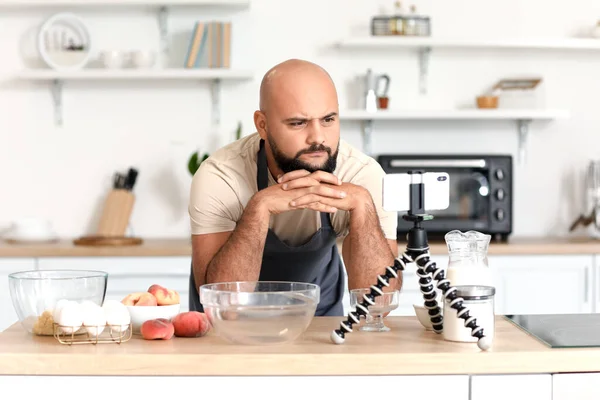 Schöner Mann Beobachtet Koch Video Tutorial Der Küche — Stockfoto