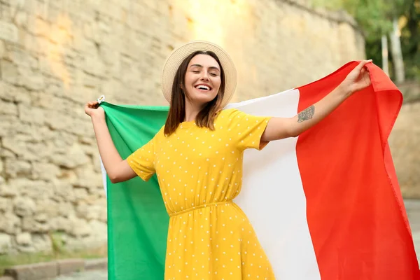 Mulher Bonita Com Bandeira Italiana Livre — Fotografia de Stock