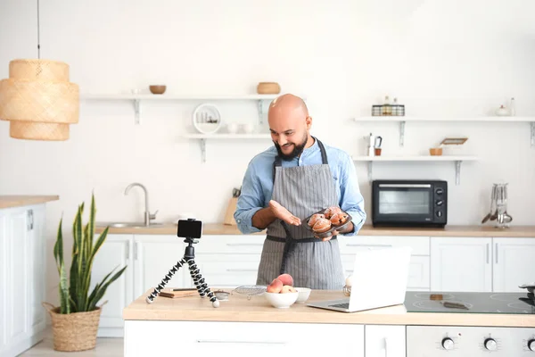 Lezzetli Şeftalili Kekleri Olan Yakışıklı Adam Mutfakta Video Kaydediyor — Stok fotoğraf