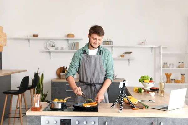 Young Man Cooking Vegetables Video Tutorial Kitchen — Stock Photo, Image
