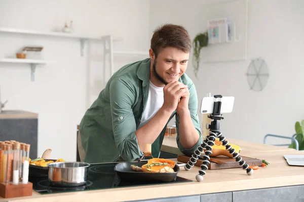 Genç Adam Mutfakta Yemek Videosu Öğretiyor — Stok fotoğraf