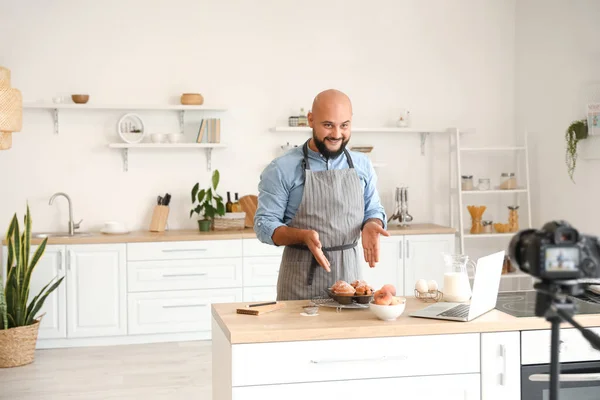 Mutfakta Şeftalili Kek Erkek Aşçı — Stok fotoğraf
